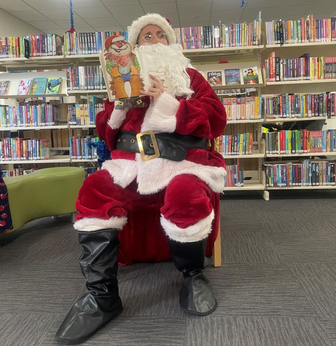 image of Santa doing story time