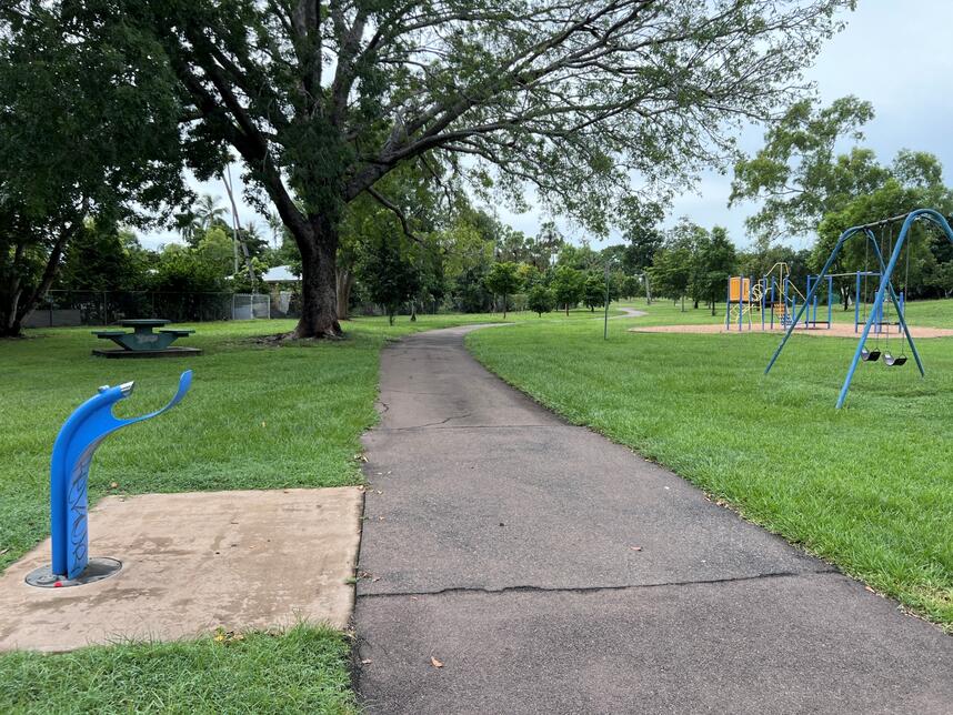 Bayfield Park bubbler and picnic table