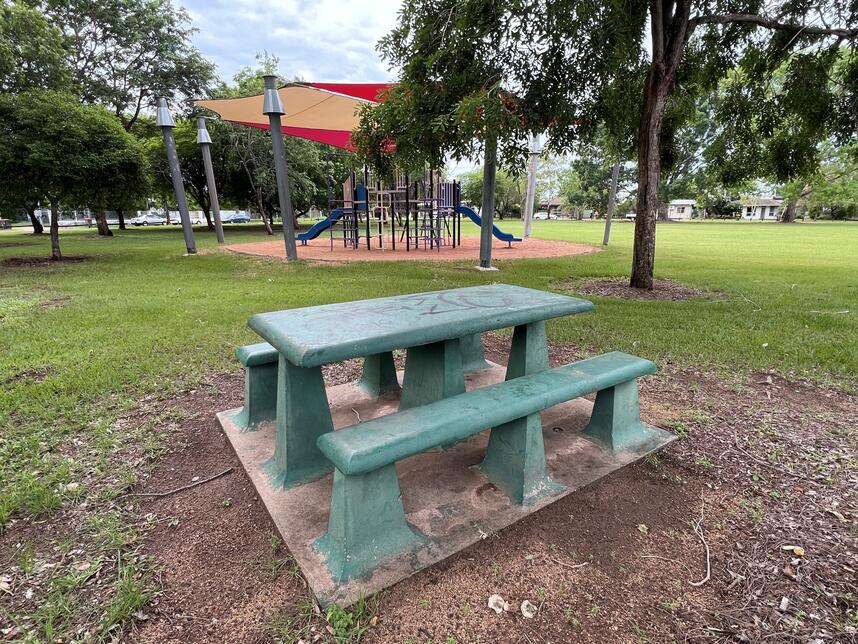 Groote Park picnic table