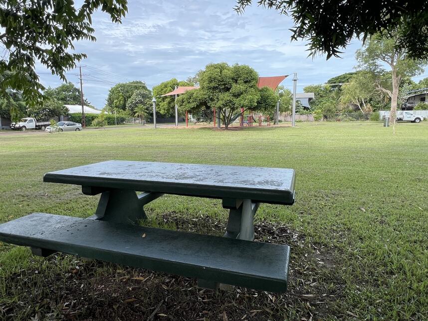 Linde Park picnic table