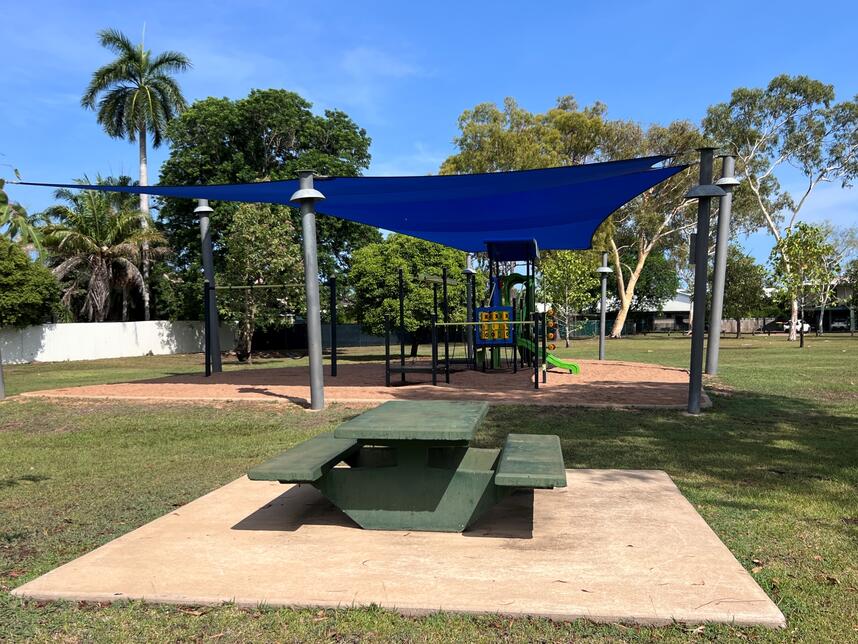Mazlin Park picnic bench
