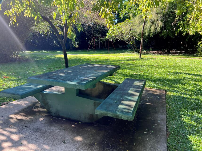 Que Noy Park picnic table